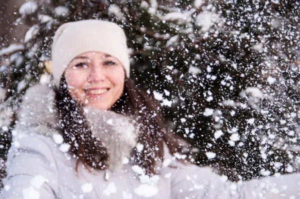 Sonrisa Chica lanza nieve — Foto de Stock