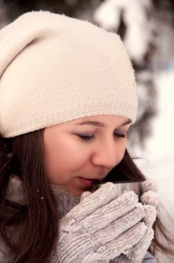 güzel kız bir termos kış içme