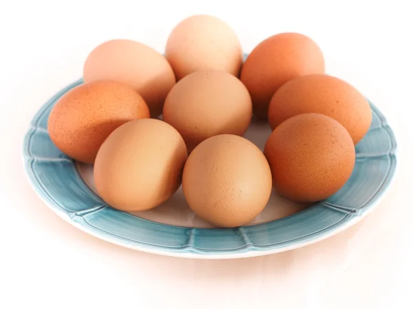 Prato com ovos sobre fundo branco — Fotografia de Stock