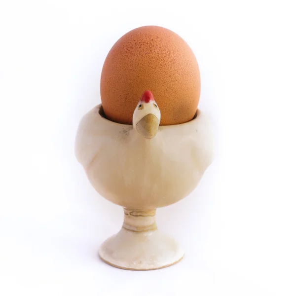 Un huevo en la taza de huevo con fondo blanco — Foto de Stock