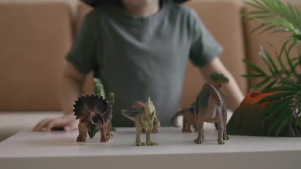 Niño Juega Con Figuras Dinosaurios Sobre Mesa Pequeño Explorador Sombrero — Vídeos de Stock