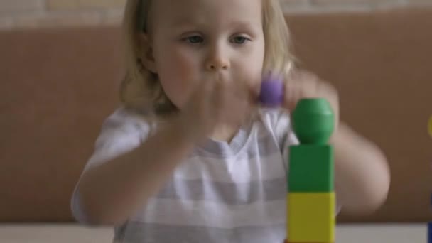 Κοριτσάκι Παίζει Ξύλινες Γεωμετρικές Φιγούρες Στο Τραπέζι Τακτοποίηση Κύβων Ουράνιου — Αρχείο Βίντεο
