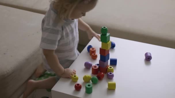 Menina Brincando Figuras Geométricas Madeira Mesa Classificar Cubos Arco Íris — Vídeo de Stock