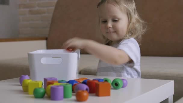 Menina Jogando Figuras Madeira Mesa Coloque Cubos Uma Caixa Handheld — Vídeo de Stock