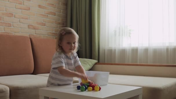 Masada Tahta Figürler Oynayan Küçük Bir Kız Küpleri Bir Kutuya — Stok video