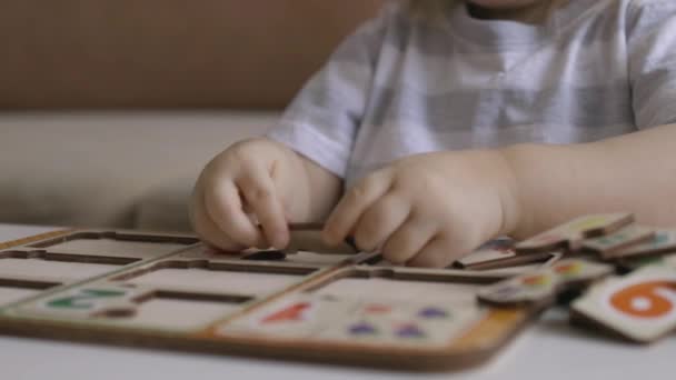 Uma Menina Jogar Puzzel Com Números Mesa Imagino Handheld Close — Vídeo de Stock