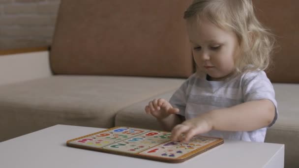 Uma Menina Jogar Puzzel Com Números Mesa Imagino Handheld Close — Vídeo de Stock