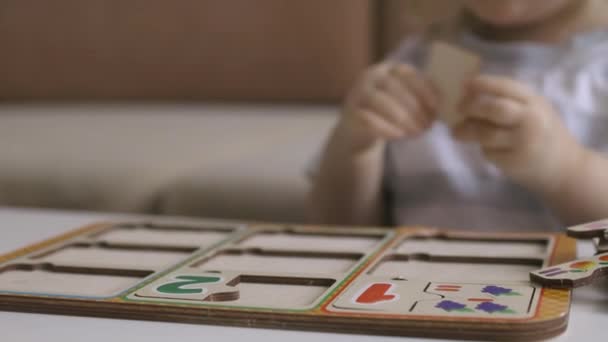 Niña Jugando Puzle Con Números Mesa Imagino Mano Cerca Shot — Vídeos de Stock