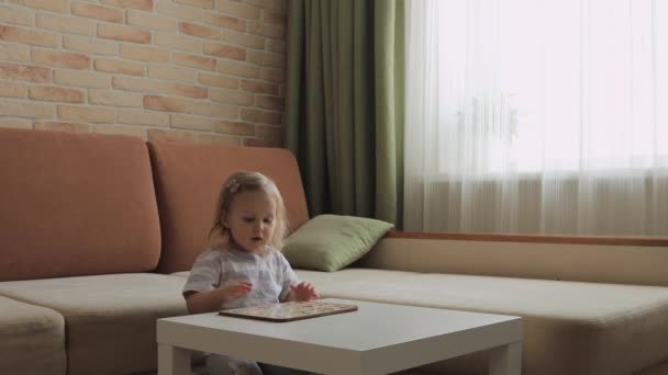 Masada Numaralarla Bulmaca Oynayan Küçük Bir Kız Belli Oluyor Orta — Stok video
