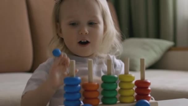 Niña Jugando Juegos Educación Madera Sobre Mesa Clasificando Ruedas Arco — Vídeos de Stock