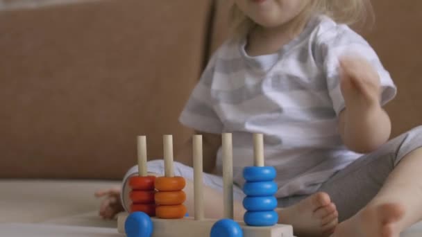 Маленька Дівчинка Грає Дерев Яних Освітніх Іграх Столі Сортування Веселкових — стокове відео