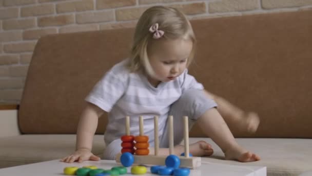 Κοριτσάκι Που Παίζει Ξύλινα Εκπαιδευτικά Παιχνίδια Στο Τραπέζι Τακτοποίηση Τροχών — Αρχείο Βίντεο