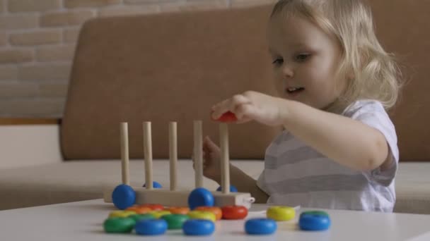 Niña Jugando Juegos Educación Madera Sobre Mesa Clasificando Ruedas Arco — Vídeos de Stock