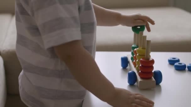 Niña Jugando Juegos Educación Madera Sobre Mesa Clasificando Ruedas Arco — Vídeos de Stock