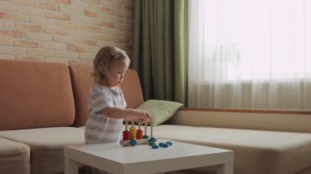Κοριτσάκι Που Παίζει Ξύλινα Εκπαιδευτικά Παιχνίδια Στο Τραπέζι Τακτοποίηση Τροχών — Αρχείο Βίντεο