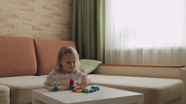 Bambina Che Gioca Giochi Educazione Legno Sul Tavolo Smistamento Ruote — Video Stock