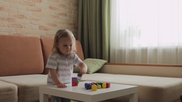 Маленька Дівчинка Грає Дерев Яних Геометричних Фігурах Столі Сортування Кубиків — стокове відео