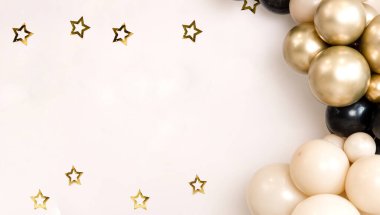 Doğum günü süslemeleri - hediyeler, oyuncaklar, balonlar, çelenkler ve beyaz arka planda küçük bir bebek partisi için numara.