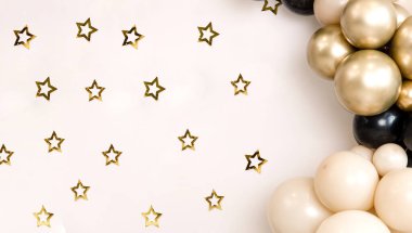 Doğum günü süslemeleri - hediyeler, oyuncaklar, balonlar, çelenkler ve beyaz arka planda küçük bir bebek partisi için numara.