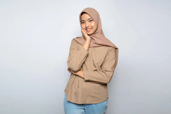 Menina Asiática Sorri Diante Câmera Vestindo Hijab — Fotografia de Stock