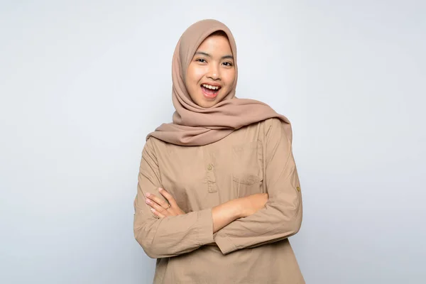 Menina Asiática Feliz Com Braços Dobrados Usando Hijab — Fotografia de Stock