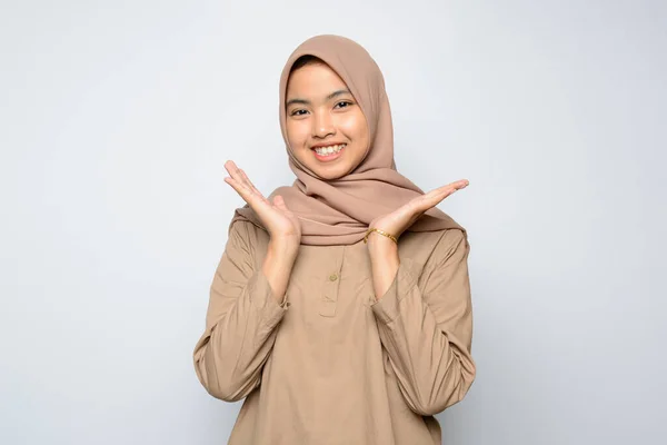 Menina Asiática Com Rosto Feliz Vestindo Hijab — Fotografia de Stock
