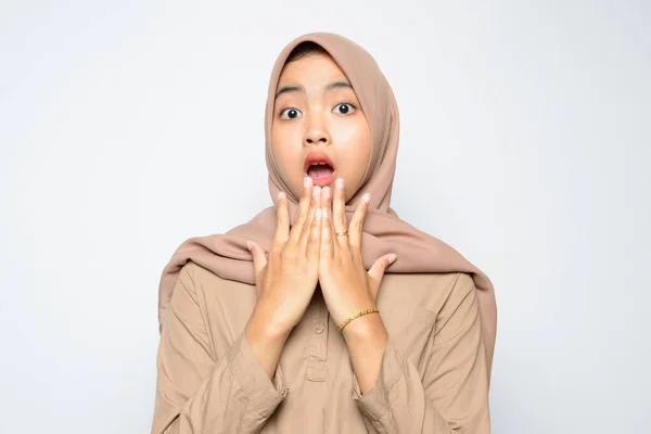 Chocado Rosto Bela Menina Asiática Vestindo Hijab — Fotografia de Stock