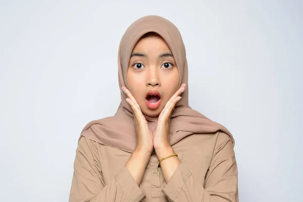 Schockiert Gesicht Von Schön Asiatisch Mädchen Tragen Hijab — Stockfoto