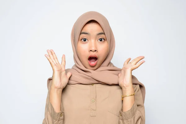 Schockiert Gesicht Von Schön Asiatisch Mädchen Tragen Hijab — Stockfoto