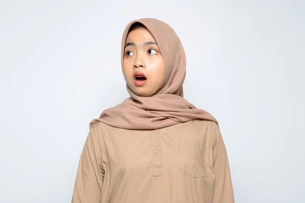 Chocado Rosto Bela Menina Asiática Vestindo Hijab — Fotografia de Stock