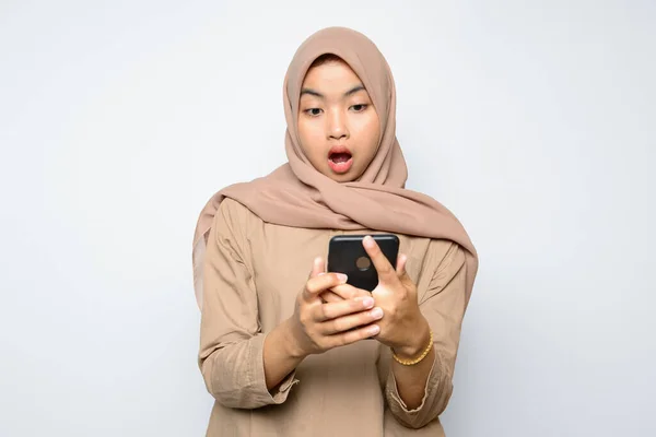 Sokkolta Arcát Gyönyörű Ázsiai Lány Gazdaság Smartphone — Stock Fotó