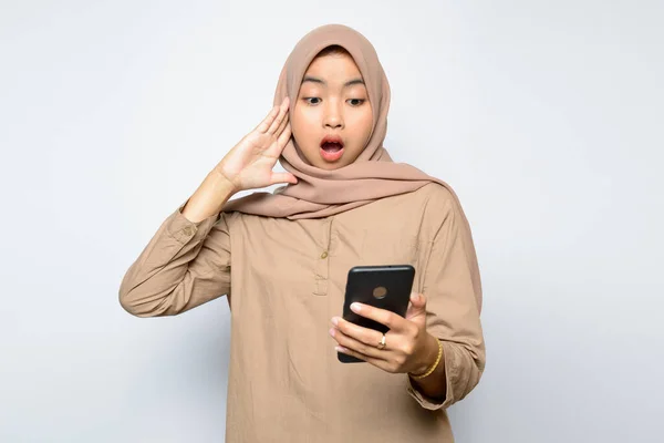 Rosto Chocado Bela Menina Asiática Segurando Smartphone — Fotografia de Stock