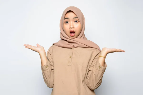 Chocado Rosto Bela Menina Asiática Vestindo Hijab — Fotografia de Stock