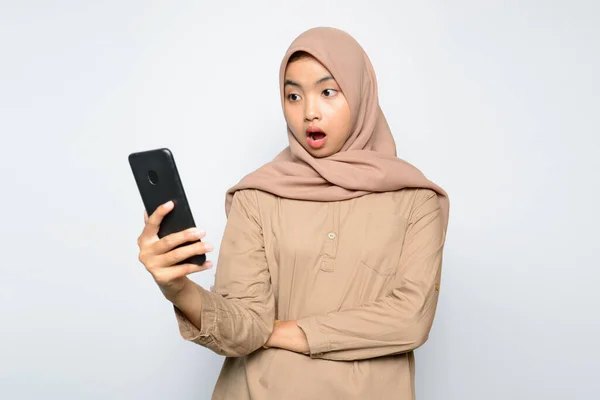 Rosto Chocado Bela Menina Asiática Segurando Smartphone — Fotografia de Stock