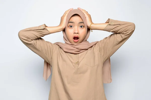 Shocked Cara Hermosa Chica Asiática Usando Hijab — Foto de Stock