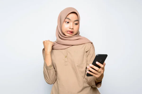 Gyönyörű Ázsiai Lány Vidám Gazdaság Smartphone — Stock Fotó