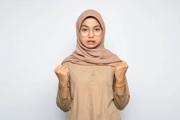 Excitada Bela Menina Asiática Vestindo Hijab — Fotografia de Stock