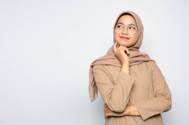 Asyalı güzel kız beyaz arka planı düşünüyor.