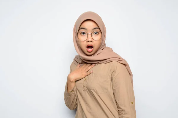 Chocado Rosto Bela Menina Asiática Vestindo Hijab — Fotografia de Stock