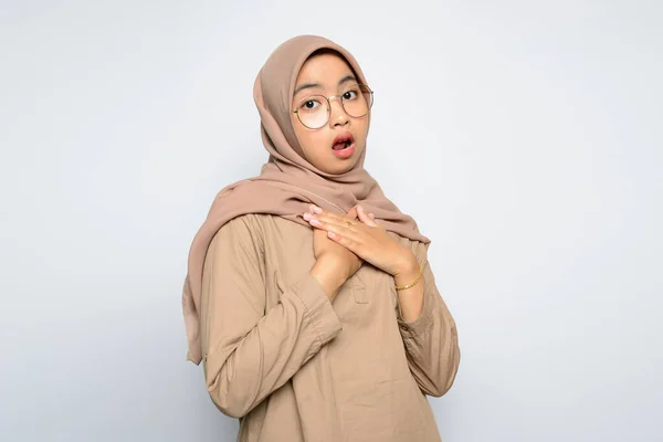 Chocado Rosto Bela Menina Asiática Vestindo Hijab — Fotografia de Stock