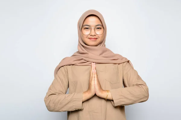 Asiático Bonito Menina Pede Desculpas Fundo Branco — Fotografia de Stock