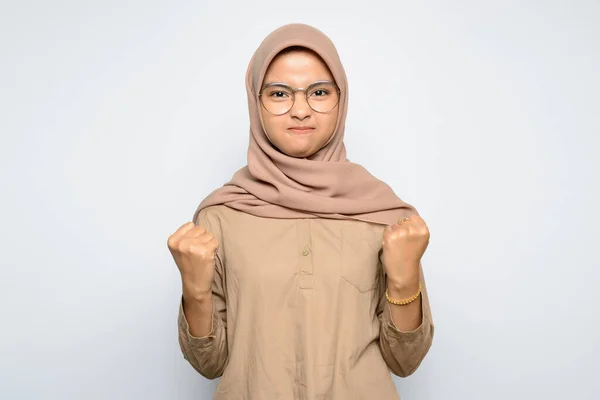 Aufgeregt Schöne Asiatische Mädchen Tragen Hijab — Stockfoto