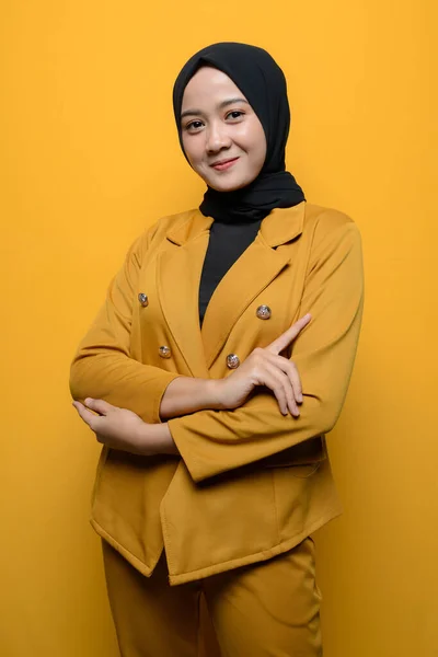 Portrét Sebevědomé Muslimské Ženy Žlutém Pozadí — Stock fotografie