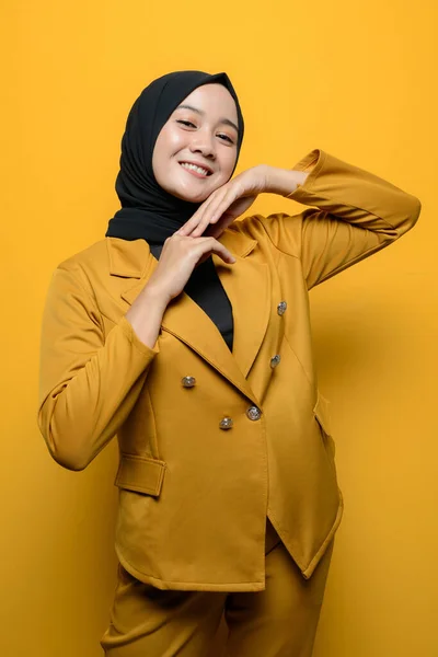 Retrato Mujer Musulmana Confiada Sobre Fondo Amarillo — Foto de Stock