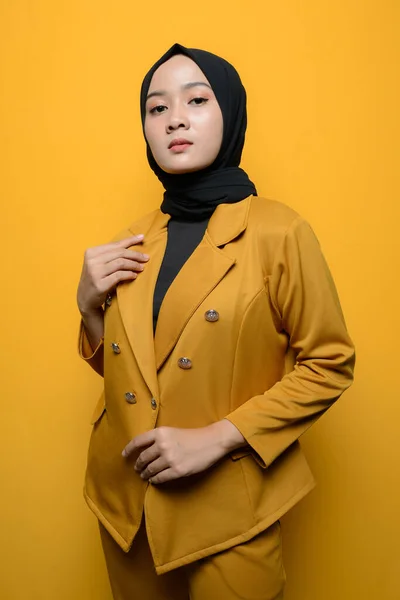 Retrato Mulher Muçulmana Confiante Fundo Amarelo — Fotografia de Stock