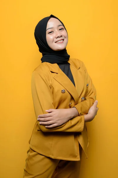 Retrato Mulher Muçulmana Confiante Fundo Amarelo — Fotografia de Stock