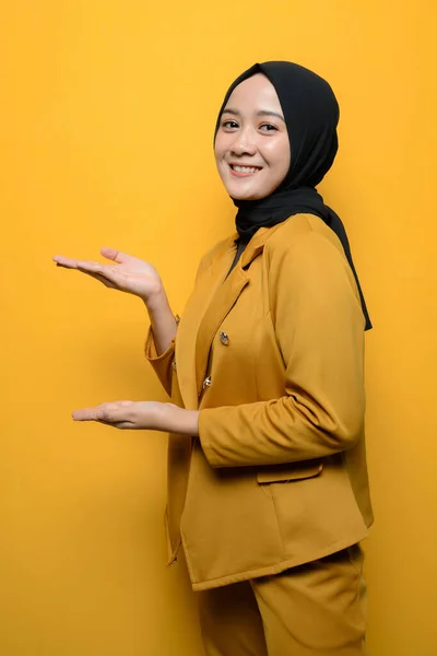 Retrato Uma Mulher Muçulmana Sorridente Mostrando Produto — Fotografia de Stock