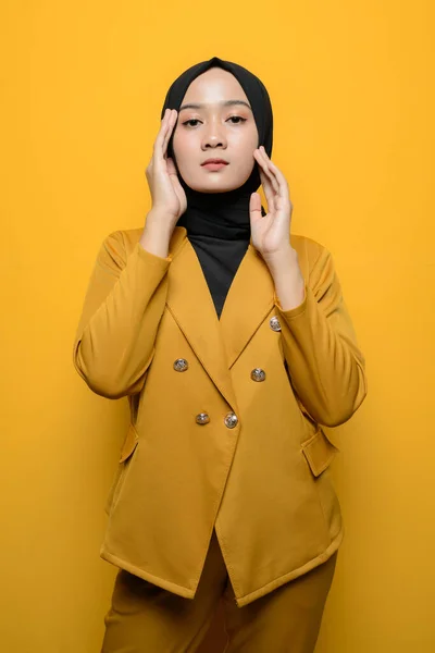 自信に満ちたムスリム女性の黄色の背景の肖像 — ストック写真