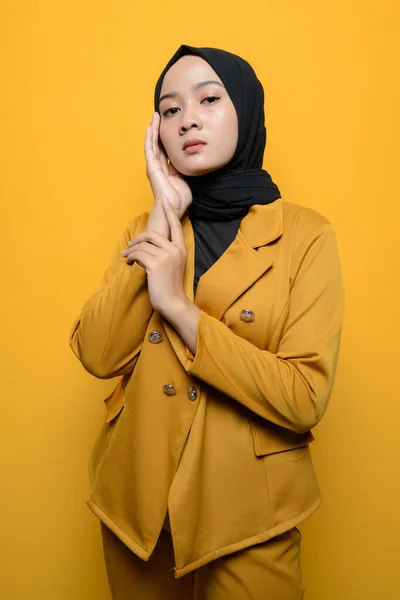 Πορτρέτο Της Εμπιστοσύνης Μουσουλμάνα Γυναίκα Κίτρινο Φόντο — Φωτογραφία Αρχείου