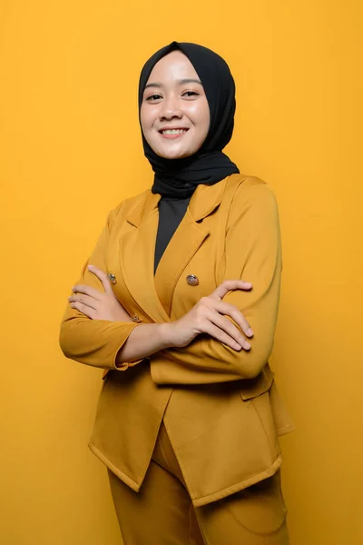 Sarı Arka Planda Neşeli Bir Müslüman Kadının Portresi — Stok fotoğraf